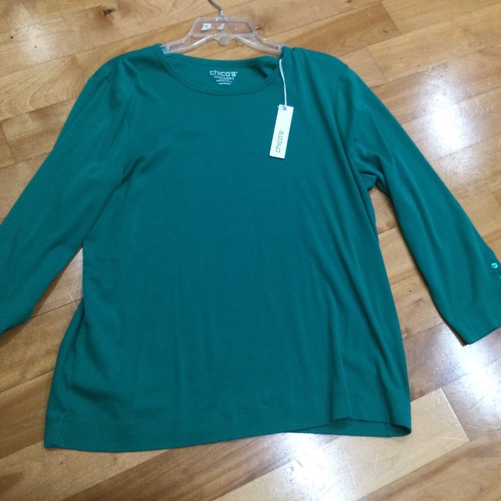 Chico’s emerald green tee shirt